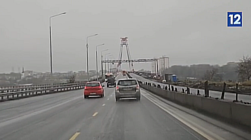 Новую разметку нанесли на Октябрьском мосту в Череповце