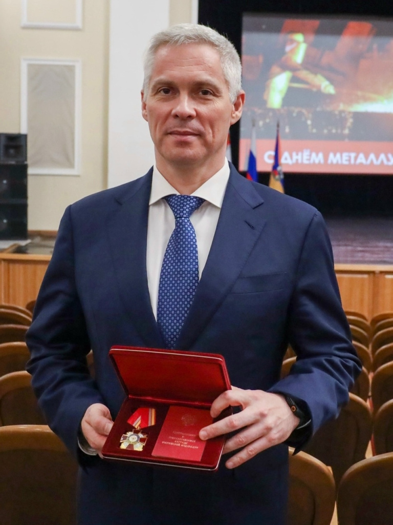 Виноградов с орденом.jpg