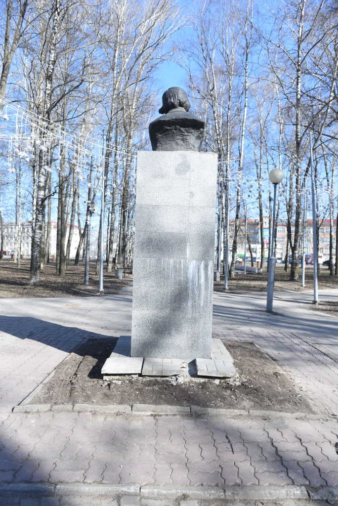 памятник Гоголю плитка.JPG
