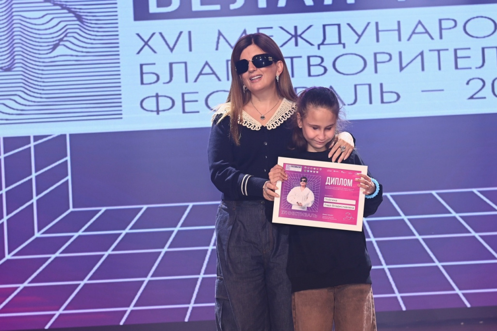 слепая девочка певица 1 фото предоставлено Анной Пойгиной.jpg