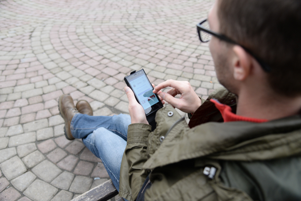 телефон в руке парк.JPG