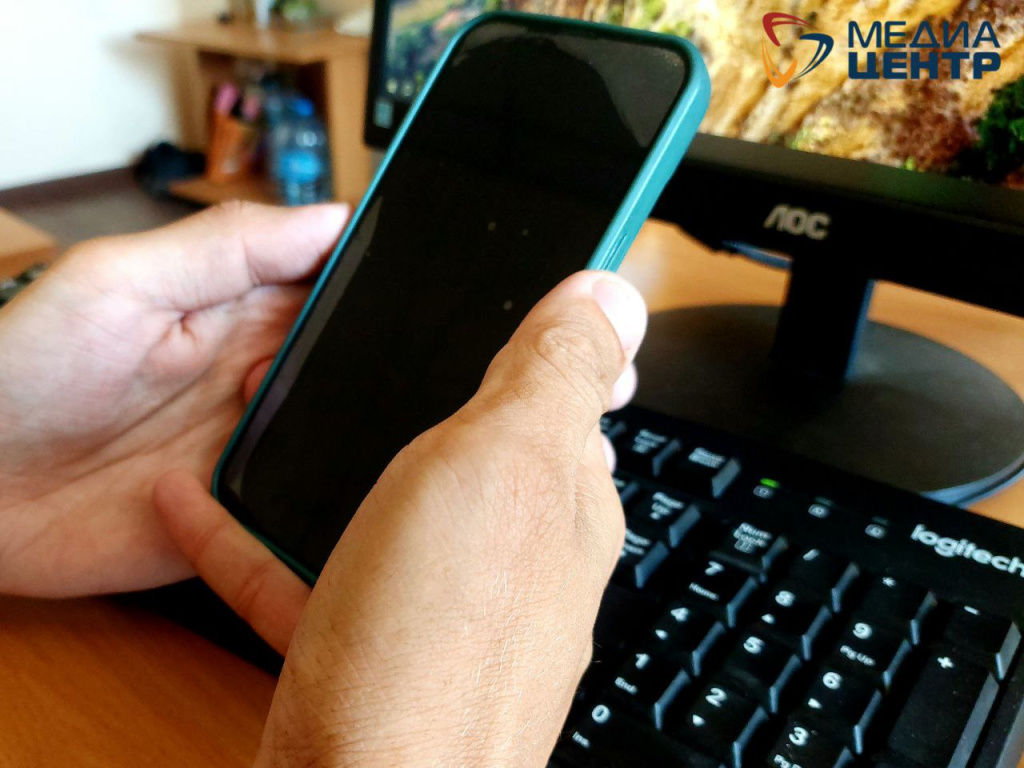телефон в руке горизонт.jpg телефон в руке горизонт.jpg