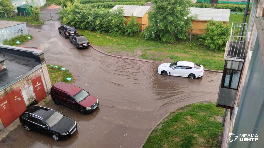 ливень лужи во дворе фото Евгений Моченков.jpg