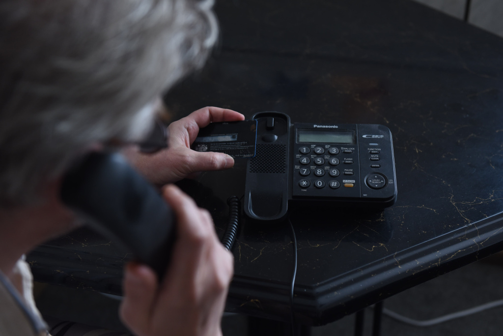 С проводным телефоном (1).JPG