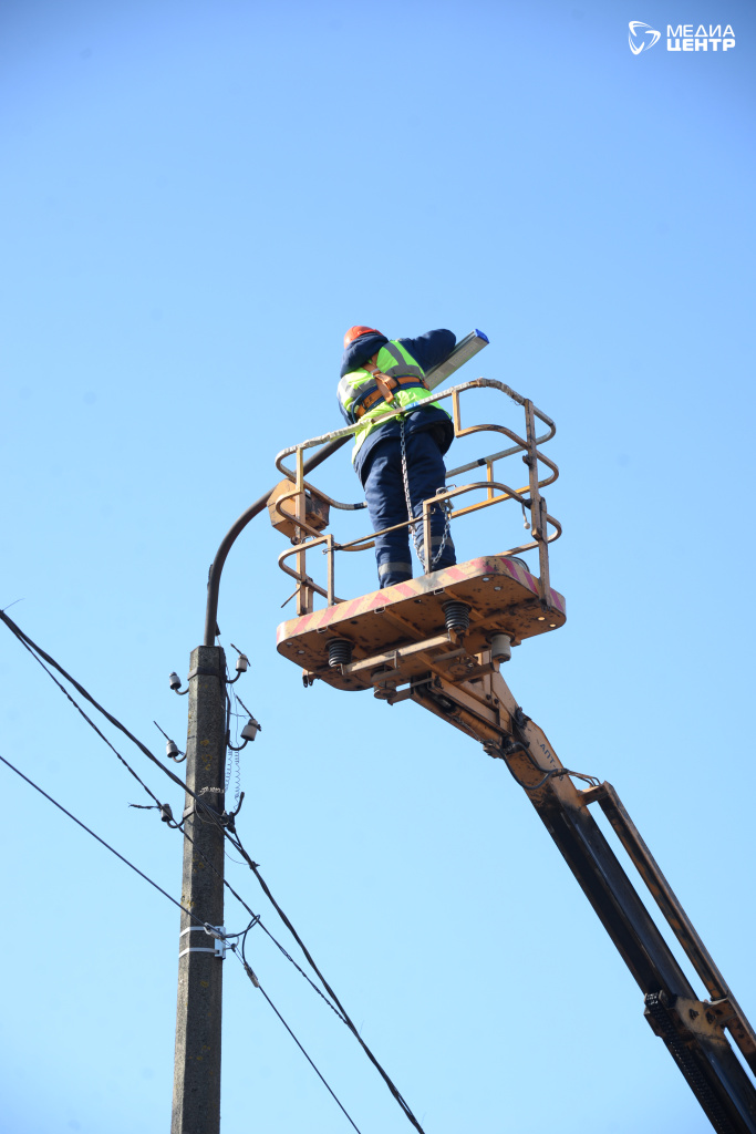 электрик на столбе.jpg