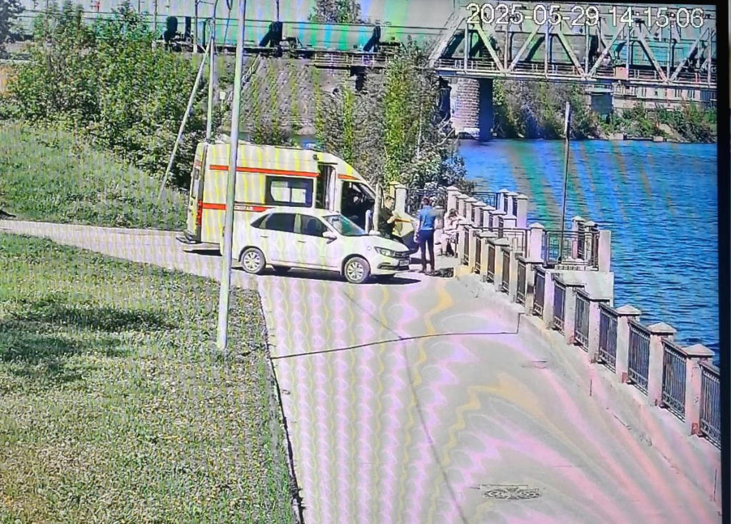 женщина мост ягорбский Курсантская набережная фото спасатели Череповца.jpg