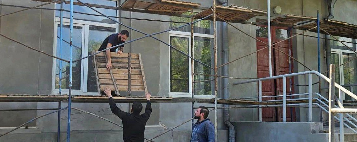 В Алчевске продолжаются работы по обновлению здания дома культуры «Химик»